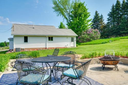 3 Mi to Lake Michigan: ‘The Country Cottage’