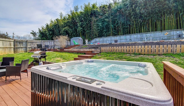 3 Mi to UT & Market Square: Poolside Retreat!