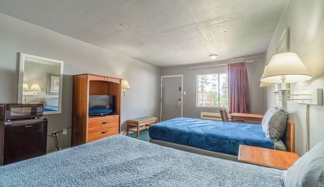 3 Practical and Clean Rooms w/2 Full Beds Travel-Friendly Amenities for Guest