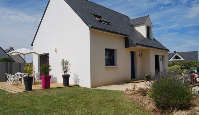 3-star seaside villa, sleeps 7, 150 m from the beach and the GR34 trail. Large, enclosed garden in Plounéour-Brignogan-Plages