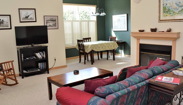 3Bed/3Bath Beautiful Home Lovely Yard with Deck and Picnic Table