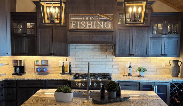 3BR-2.5BA LAKESIDE CABIN CHARMER with GOURMET KITCHEN & MODERN-LUX amenities in Webster