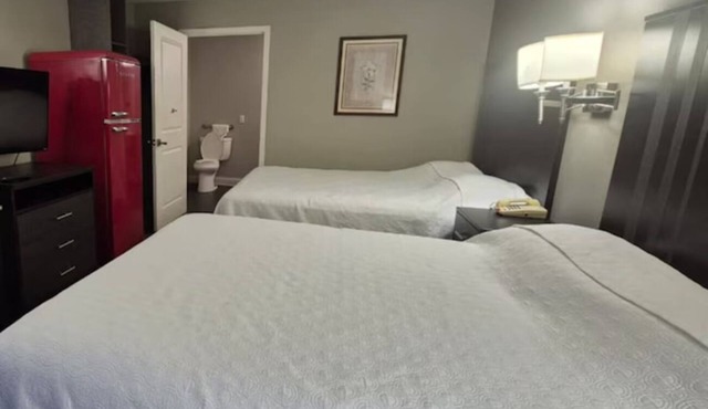 4 Affordable Rooms w/Parking | Waterpark & Candy Factory Tour Nearby