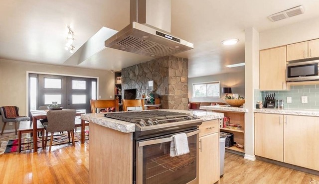 4-bed home w GameRoom, FirePit & Saltwater Hot Tub