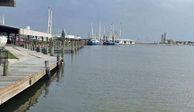 4-bedroom lodge with waterside access and a great balcony view. Enjoy your stay