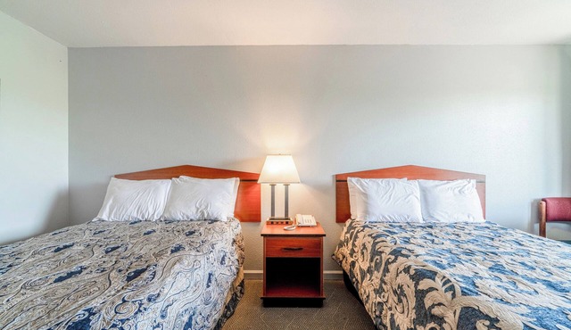 4 Bright Units, Walk to Local Restaurants, Parks & Enjoy the Best of Aurora Life in Lawrence County