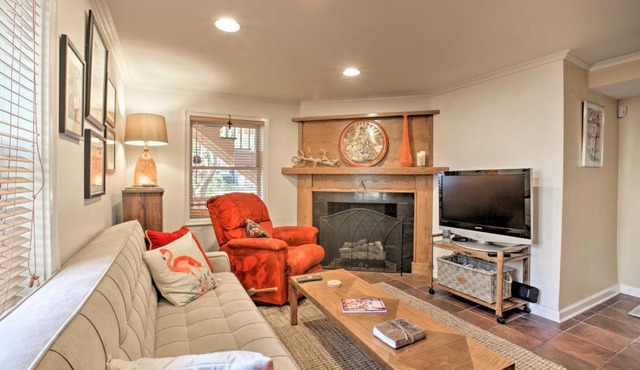 4 Mi to French Quarter: NOLA Apt w/Garden Patio