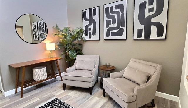 4BR,4 King Beds, 5 minute walk to Edgefield Mcmenamins, Pool Table, Full Kitchen