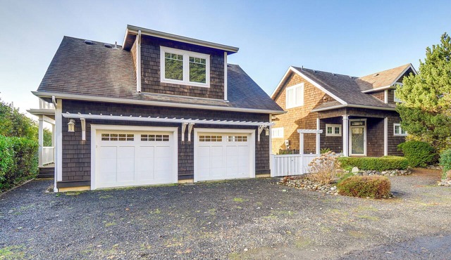 4BR/4BA Beachfront Retreat with Hot Tub and Sauna
