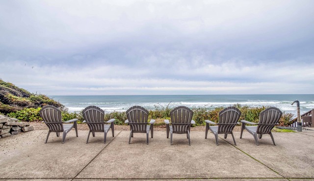 5-Bed, 5-Bath Oceanfront home has Beach Access, Panoramic Roads End Views!