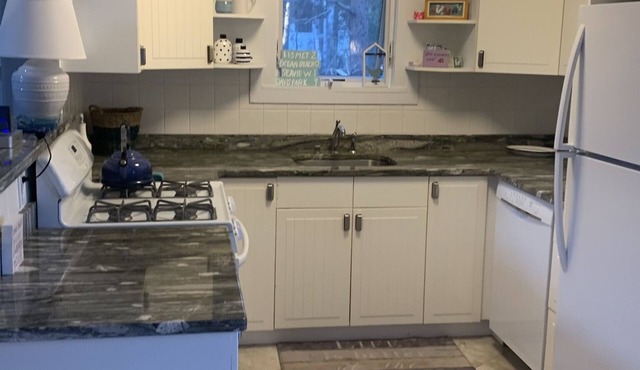 5 Houses from beach- AC in every room! Hot tub/outdoor shower