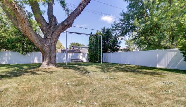 5 Mi to Lake Erie! Cozy Monroe Home & Private Yard