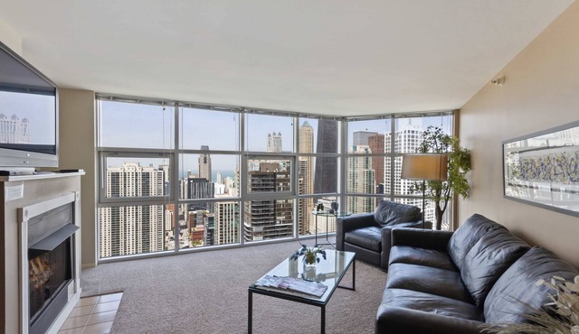 51st Floor MagMile Penthouse Views Balcony Pool