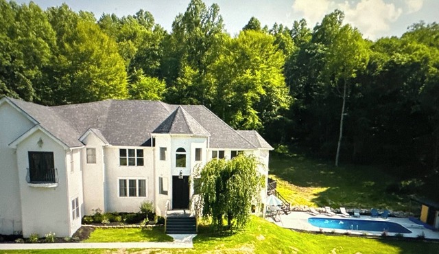6 bed Mansion-jacuzzi,pool,bbq-pit,gym,pond,4500 sqft,hottub,deck,garage,kitchen in Ray