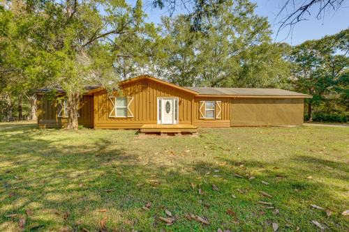 6 Mi to Main St Poplarville: Cabin w/Pasture View