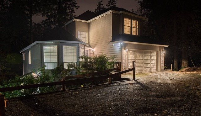 9 BEDS/4 BATH/7 BEDROOM SW PORTLAND MODERN HILLSIDE HOME KING BED