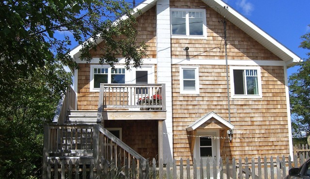 A beautiful, tranquil cottage on Lake Superior, just feet from the beach!