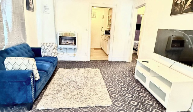 A Cozy Home with fireplace 10min from Downtown