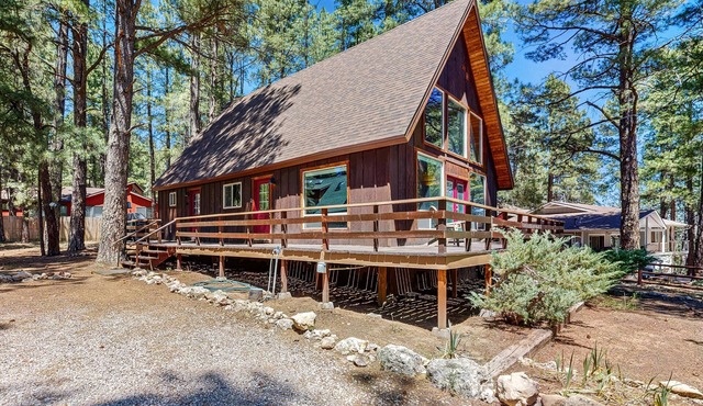 A-Frame Home w/large deck, bbq grill, foosball table, & EV charger