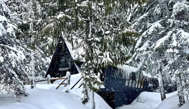 A-Frame with Hot Tub, Ski in/Ski out, Fiber Internet, Sleeps 13, Dog Friendly!
