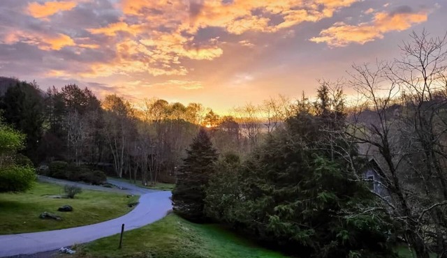 A Sunrise Summit - 4BR, 3BA - Hot Tub, Pets in Seven Devils