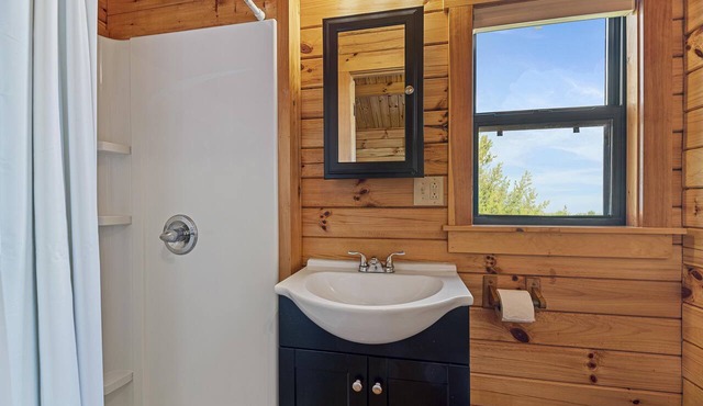 A2 - Hilltop Cabin - A2 - Hilltop Cabin near Cooperstown | Bar&Grill On-Site in West Winfield