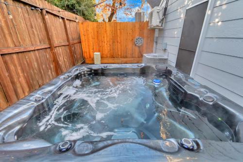 AccessibleGem 3BR Jacuzzi & Air Hockey Sleeps 13 Chinatown
