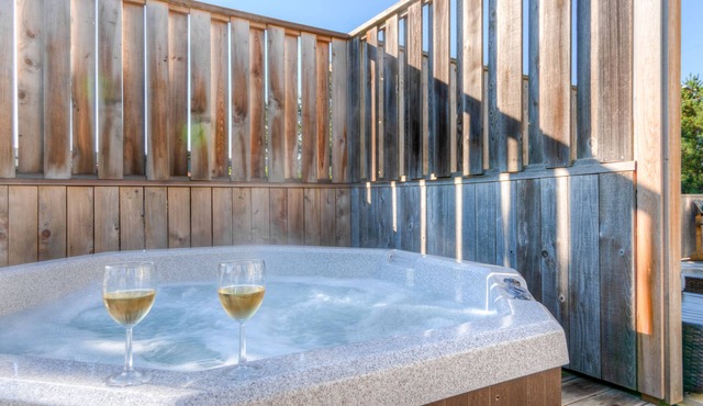 ADO:~) HOTTUB~WalktoBEACH&Trails~FirePit~Fenced~Deck~PingPong~Bikes~Games~DogsOK
