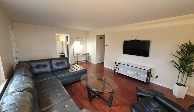 Adorable 2-bedroom apartment in tranquil Rossford perfect for relaxing