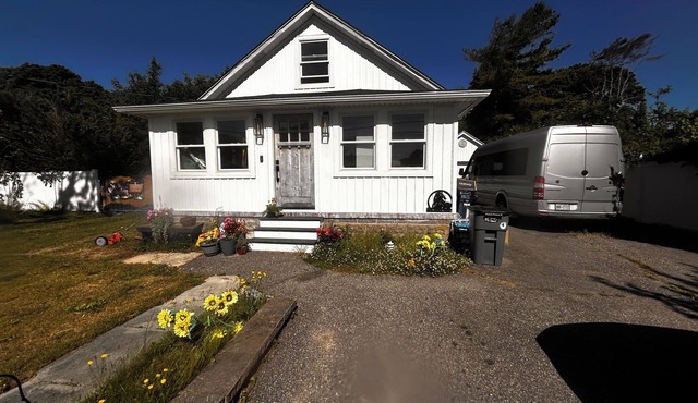 Adorable 2 bedroom house with AC in charming bright waters