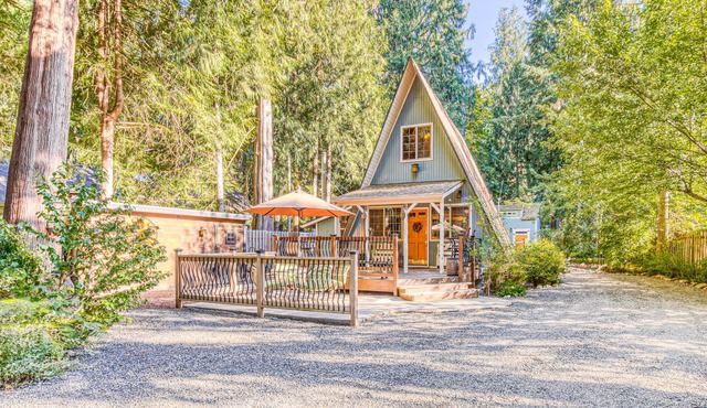 Adorable A-frame cabin w/nearby river access, game room, wood stove, firepit