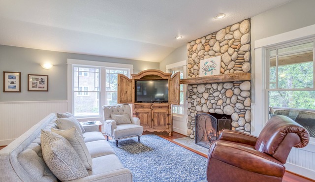 Aesthetically Pleasing Home Close to Gearhart and Pacific Way Bakery