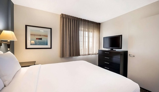 Affordability Meets Comfort! 3 Great Units, Near Leo Burnett Greenspace