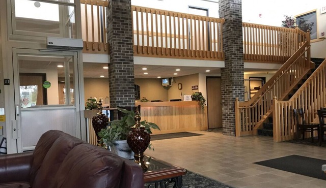 Affordable Wisconsin Getaway! Free Parking and Breakfast, Near Conway Park!