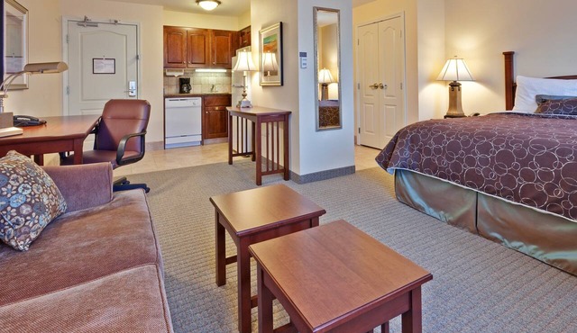 Air-Conditioned Studio | Free Breakfast, Pool Access + Business Center On-Site