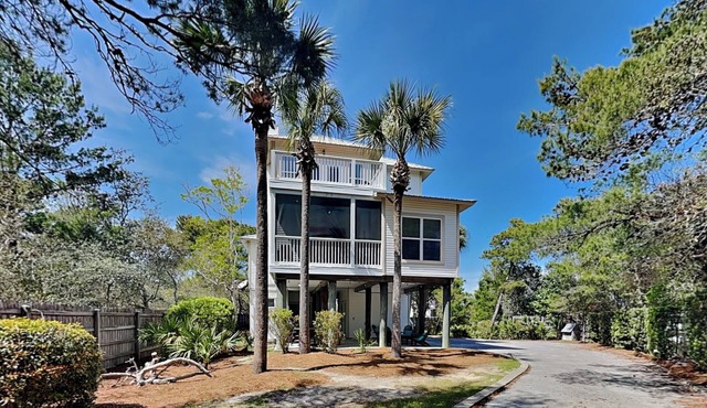 Aloha Sandy Bay | Luxe Home Near Beach + 6 Bicycles