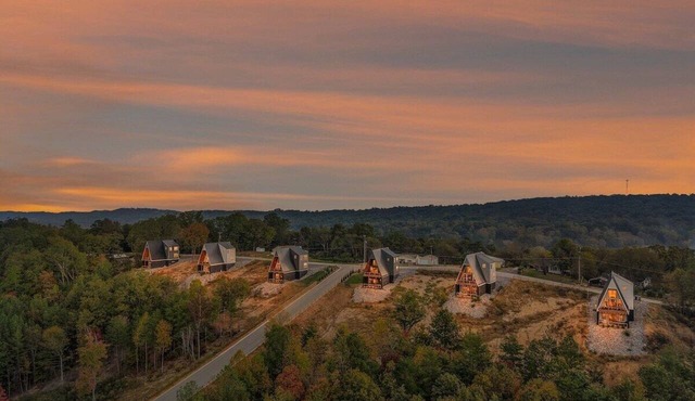 Alpine A-Frames | 6 Cabins Bluff Views |Sleeps 60! in Rossville