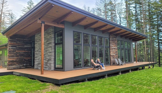 Amazing New 5 Bed Home next to the Columbia River. Sleeps 10 adults & 6 Kids