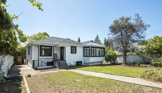 Ambleside House by the Beach, 3 Bedrooms Sleeps 8 in West Vancouver