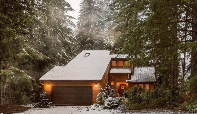 An Idyllic Modern Cabin tucked away in a private PNW forest with Hot Tub