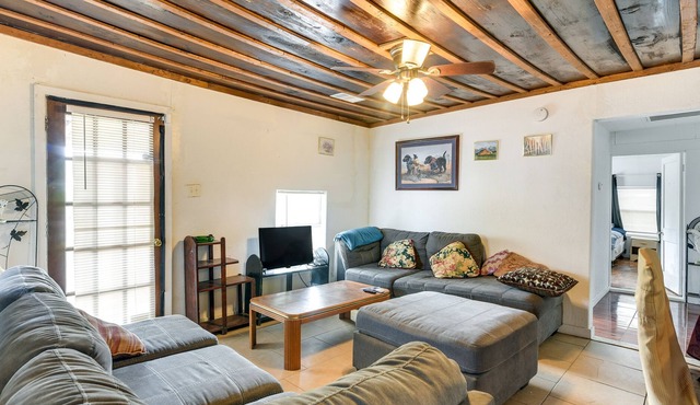 Angleton Home w/ Smart TVs - 16 Mi to Beaches!