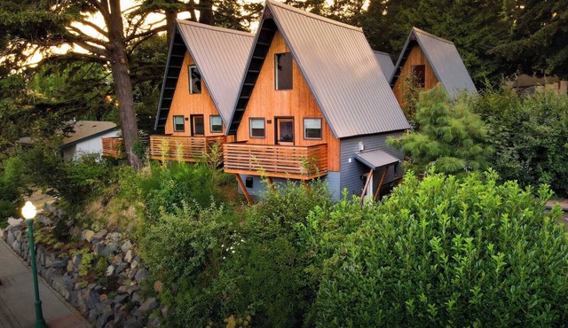 ArtBliss II: Luxe Cabin, River Views, Cozy Firepit