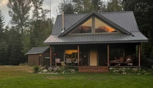 Ashford cabin,Mt. Rainier view. Private river access, 17 acres, 5 mi to MRNP