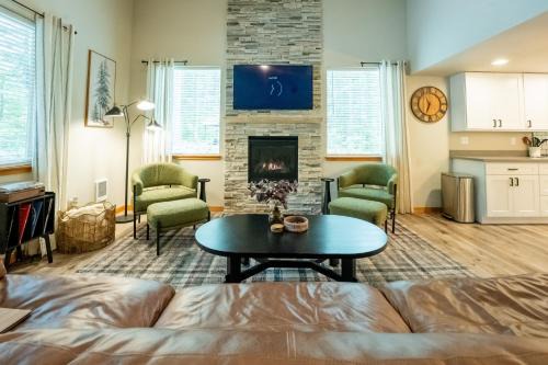 Ashford Chalet Luxury Cabin 10 min from Mt Rainier Hot Tub Sauna Fire Pit Playground