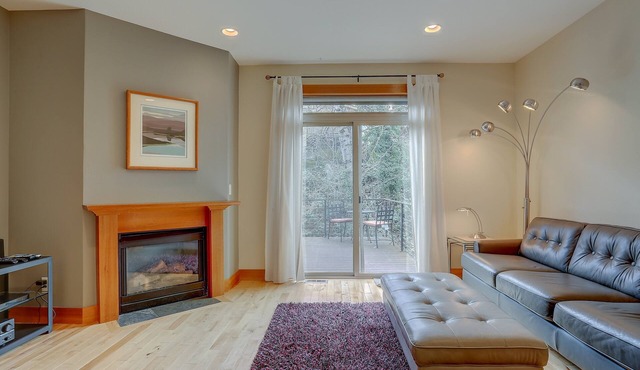 B2 - Gorgeous Townhome, Downtown Location, Walk to Everything
