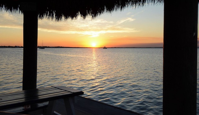 B405 Moon Bay - Inviting Waterfront Condo with Breathtaking Sunsets
