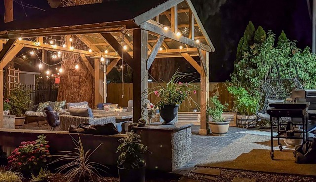 Backyard Resort,HotTub,Heated Pool,FirePit,UofO 6m