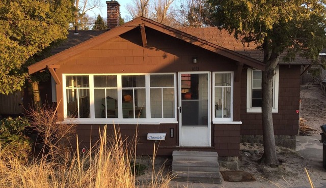 Bailey Sands: Adorable Vintage Beach Cottage, steps from Lake Michigan beach