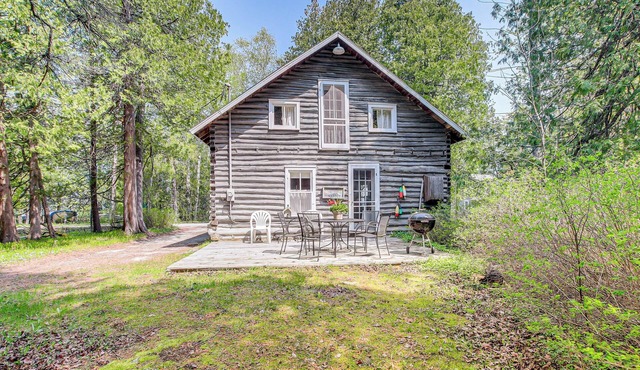 Baileys Harbor Cottage w/Dock: Steps to Lake!