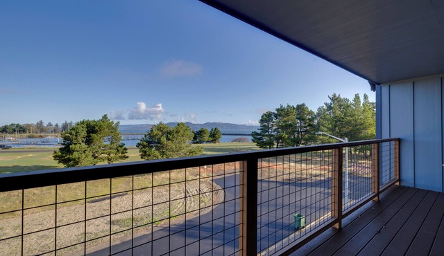 Balconies w/Scenic River Views: Hammond Townhome!